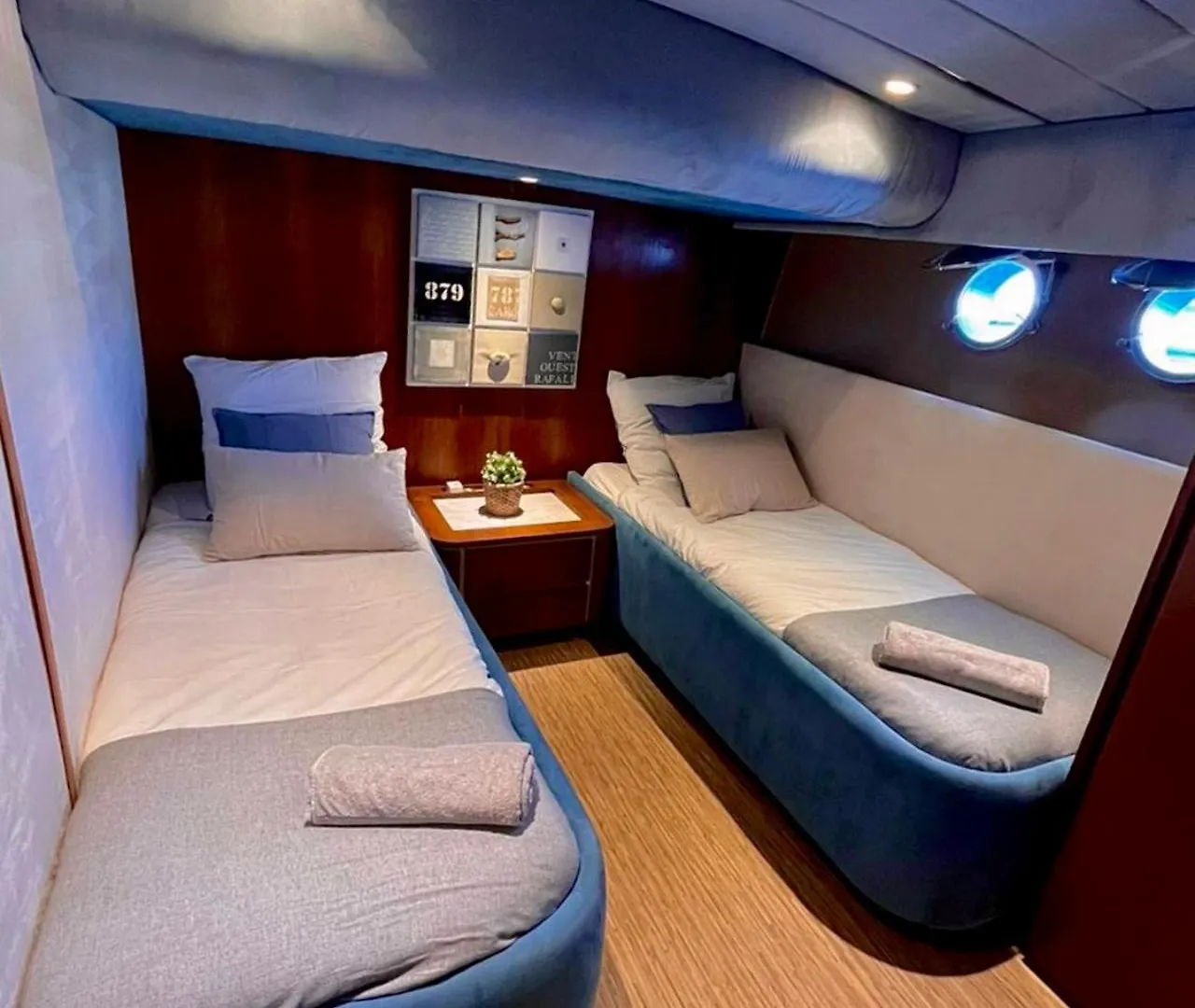 Yacht Idealement Situe Au Coeur Du Vieux-Port Marseille Bateau-hôtel